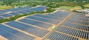 Illustration d'un champ couvert de panneaux solaires photovoltaïques qui représente l'agrovoltaïsme