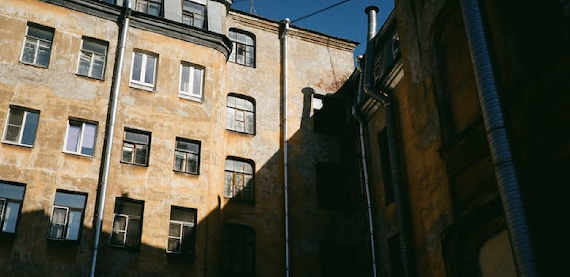 façade d'immeuble avec tuyauterie apparente