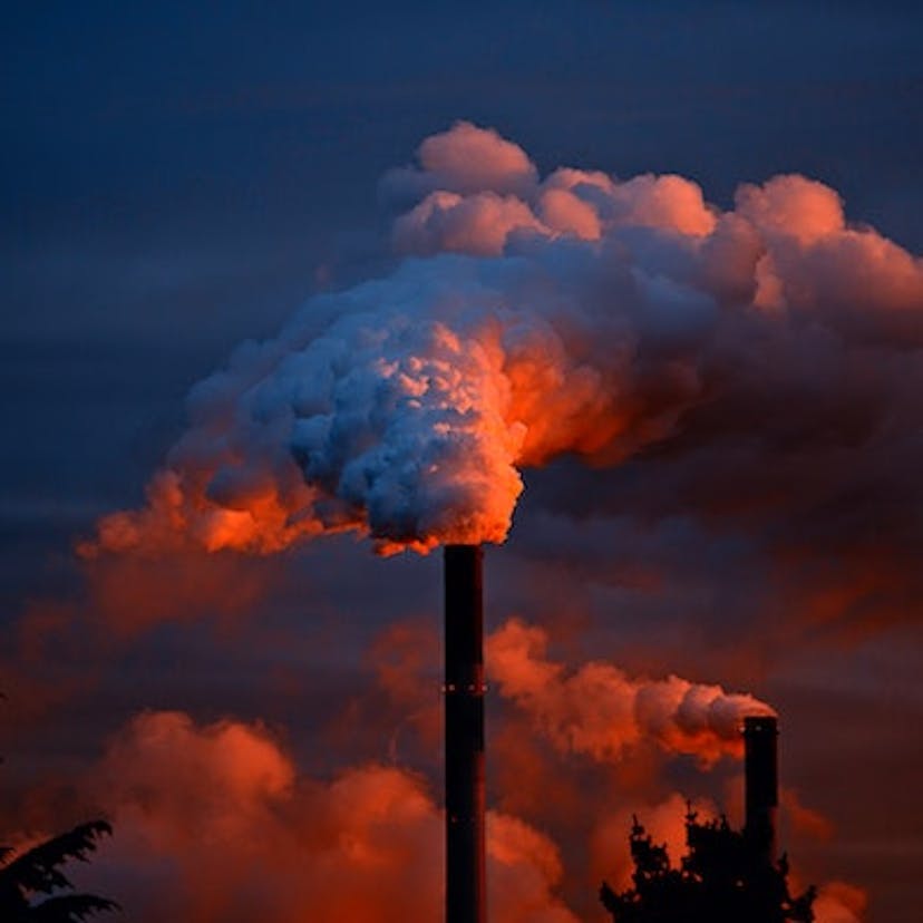 Cheminée usine fumée rouge