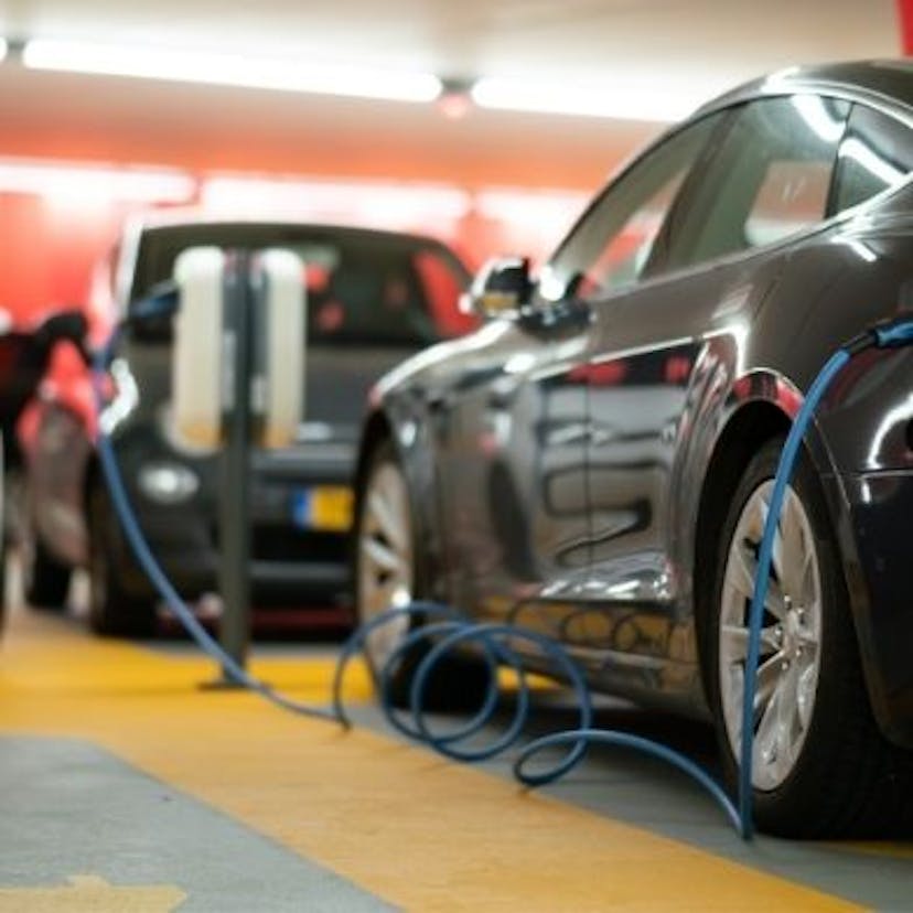 Voiture électrique dans un parking