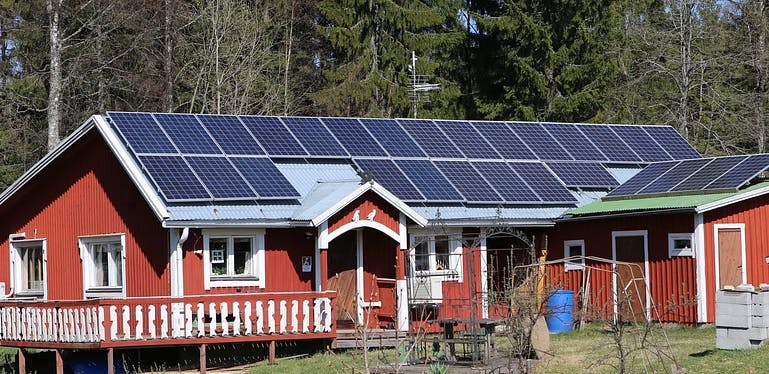 Une maison avec un chauffage solaire