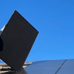 Installateur qui pose des panneaux solaires monocristallins