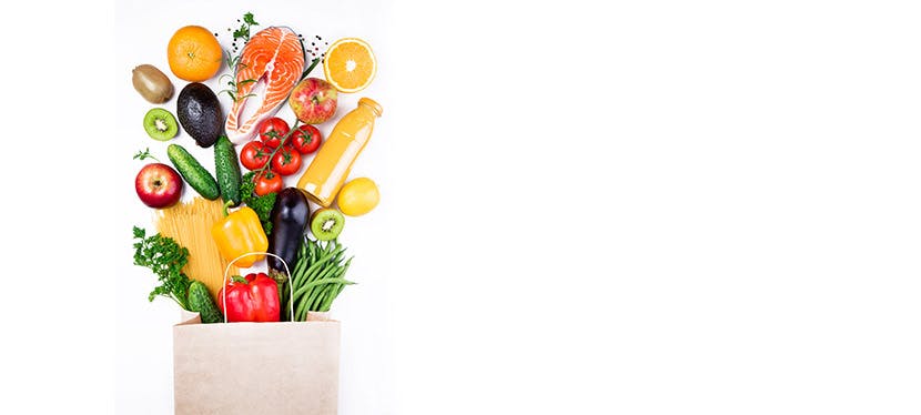 Des légumes, des fruits et du poisson dans un sac de courses