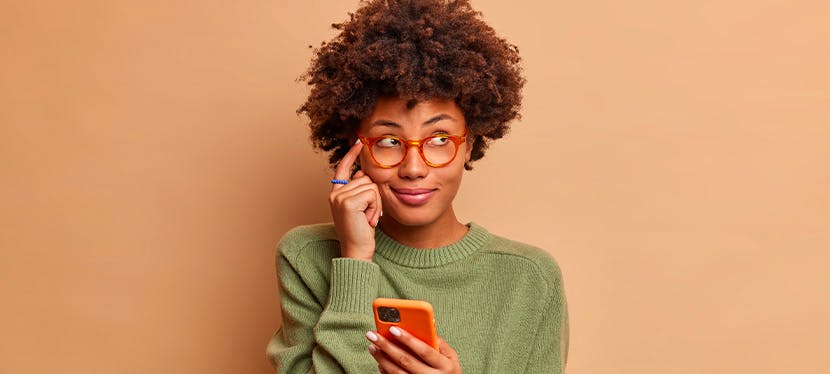 Femme sur son téléphone