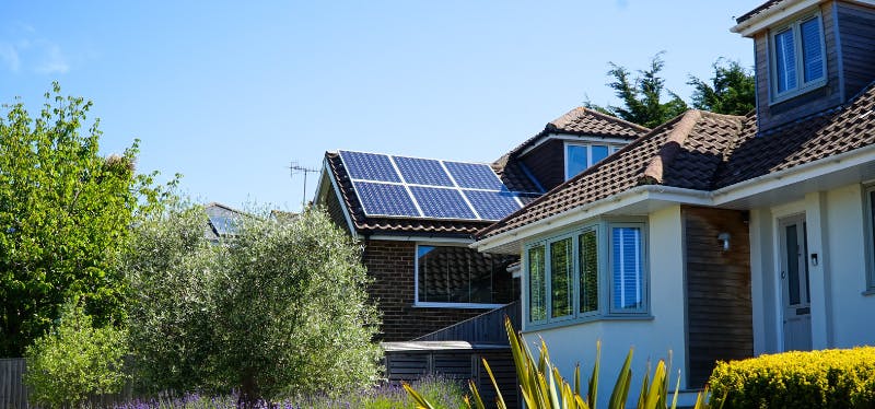 Panneaux solaires sur un toit
