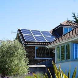 Panneaux solaires sur un toit
