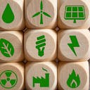 Les logo des différentes énergies sur des cubes de bois : la loi sur la transition énergétique