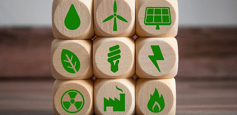 Les logo des différentes énergies sur des cubes de bois : la loi sur la transition énergétique