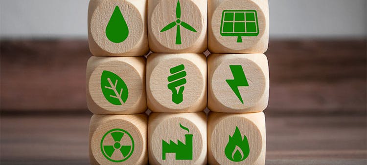 Les logo des différentes énergies sur des cubes de bois : la loi sur la transition énergétique