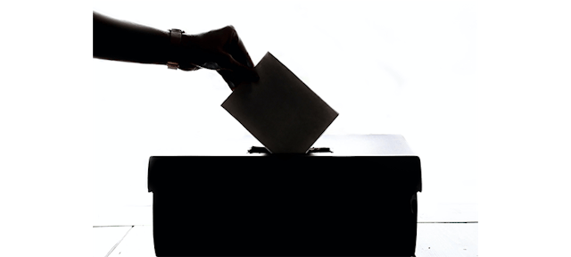 Une personne qui vote pour les élections présidentielles