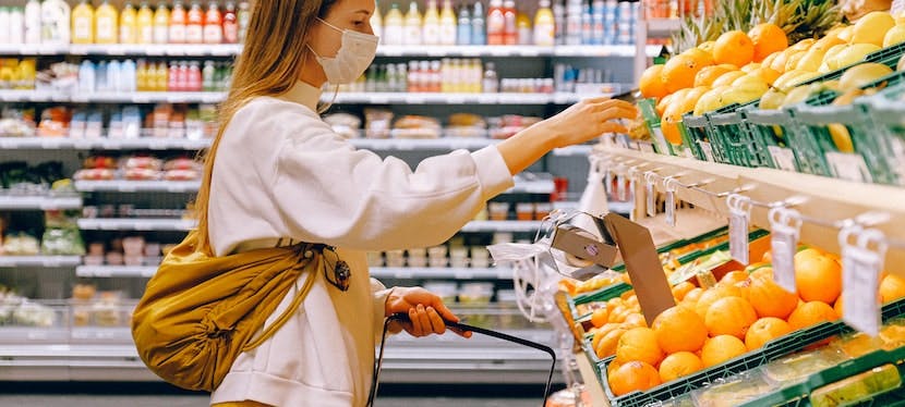 jeune femme faisant ses courses au supermarché