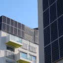 Des panneaux solaires sur des appartements