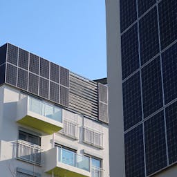 Des panneaux solaires sur des appartements