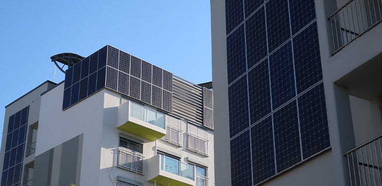 Panneaux solaires sur des appartements