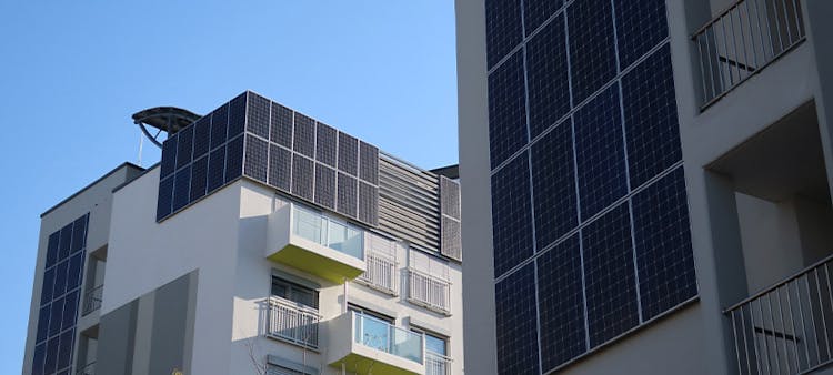 Des panneaux solaires sur des appartements