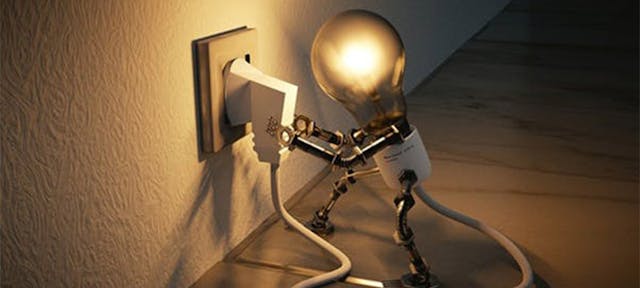 Une ampoule avec des pattes qui mesure sa consommation d'électricité 