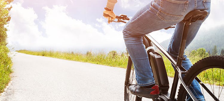image d'un vélo à assistance électrique en pleine ascension 