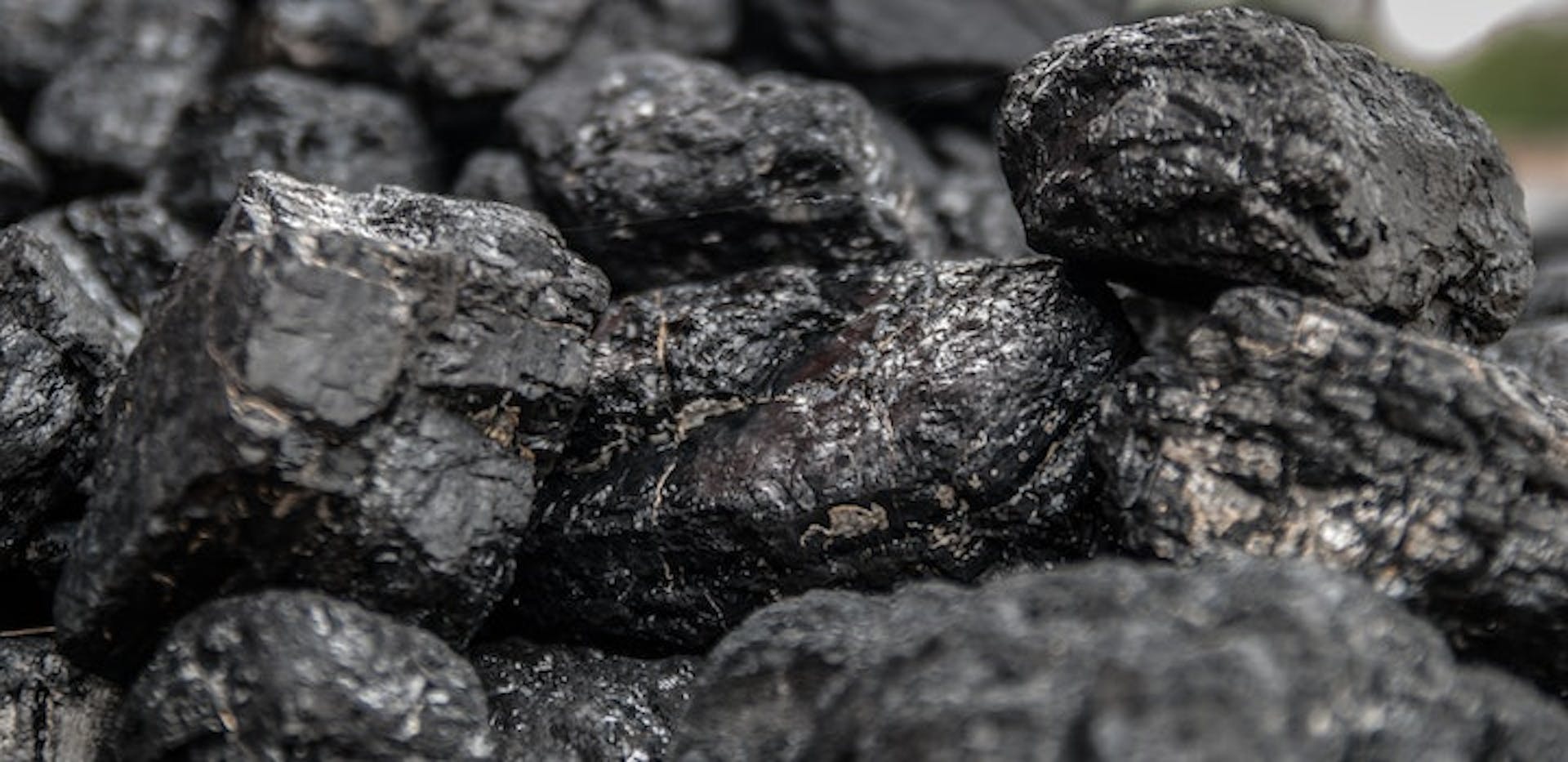 Morceaux de charbon noir