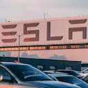 Hangar Tesla parking