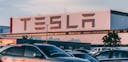 Hangar Tesla parking