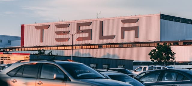 Hangar Tesla parking