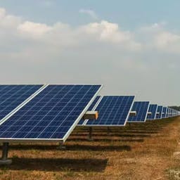 Panneaux photovoltaïques encourageant les énergies renouvelables.
