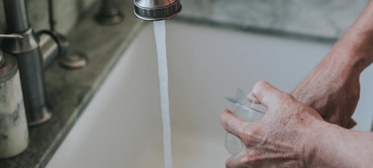 vaisselle à la main