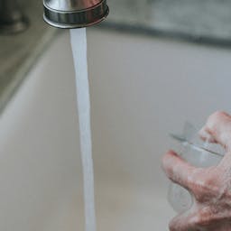 vaisselle à la main
