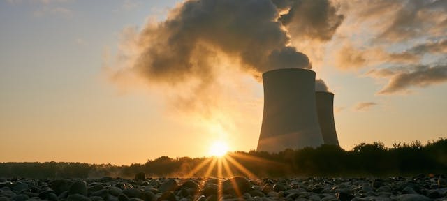 Centrale nucléaire ejectant de la fumée avec coucher de soleil