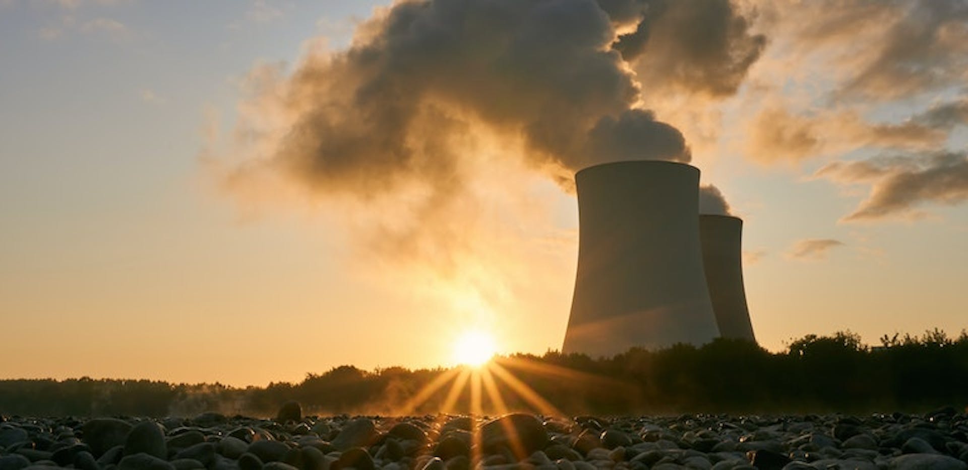 Centrale nucléaire ejectant de la fumée avec coucher de soleil