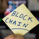 Un post-it avec écrit blockchain
