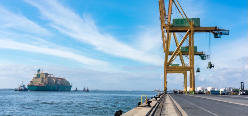 Méthanier qui transporte du GNL à l'horizon