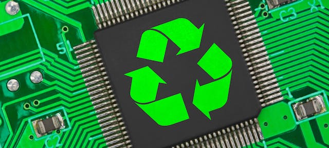 Logo recyclage couleur verte dessiné sur  une carte mère d'un ordinateur
