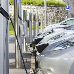 Plusieurs voitures électriques en train de charger