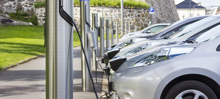 Plusieurs voitures électriques en train de charger