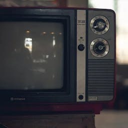 Une ancienne télévision qui, même éteinte, possède une empreinte carbone.