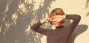 Femme se protégeant du soleil à cause de la canicule.