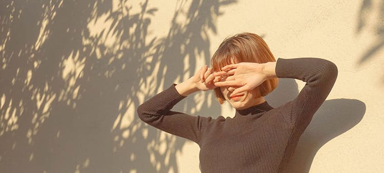 Femme se protégeant du soleil à cause de la canicule.