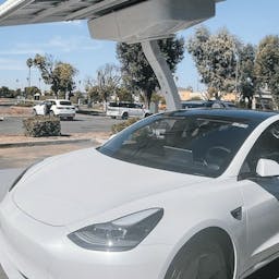 Voiture électrique qui charge à une station