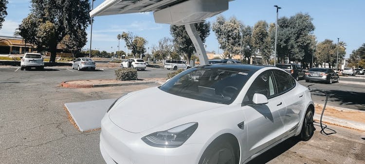 Voiture électrique qui charge à une station