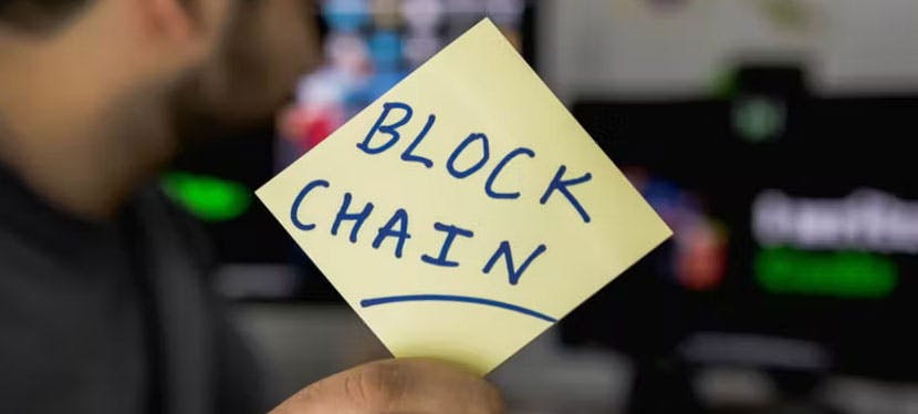 Un post-it avec écrit blockchain
