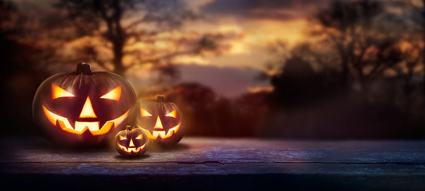 Des citrouilles d'Halloween éclairées par des bougies