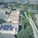 banlieue avec des maisons ayant des panneaux solaires