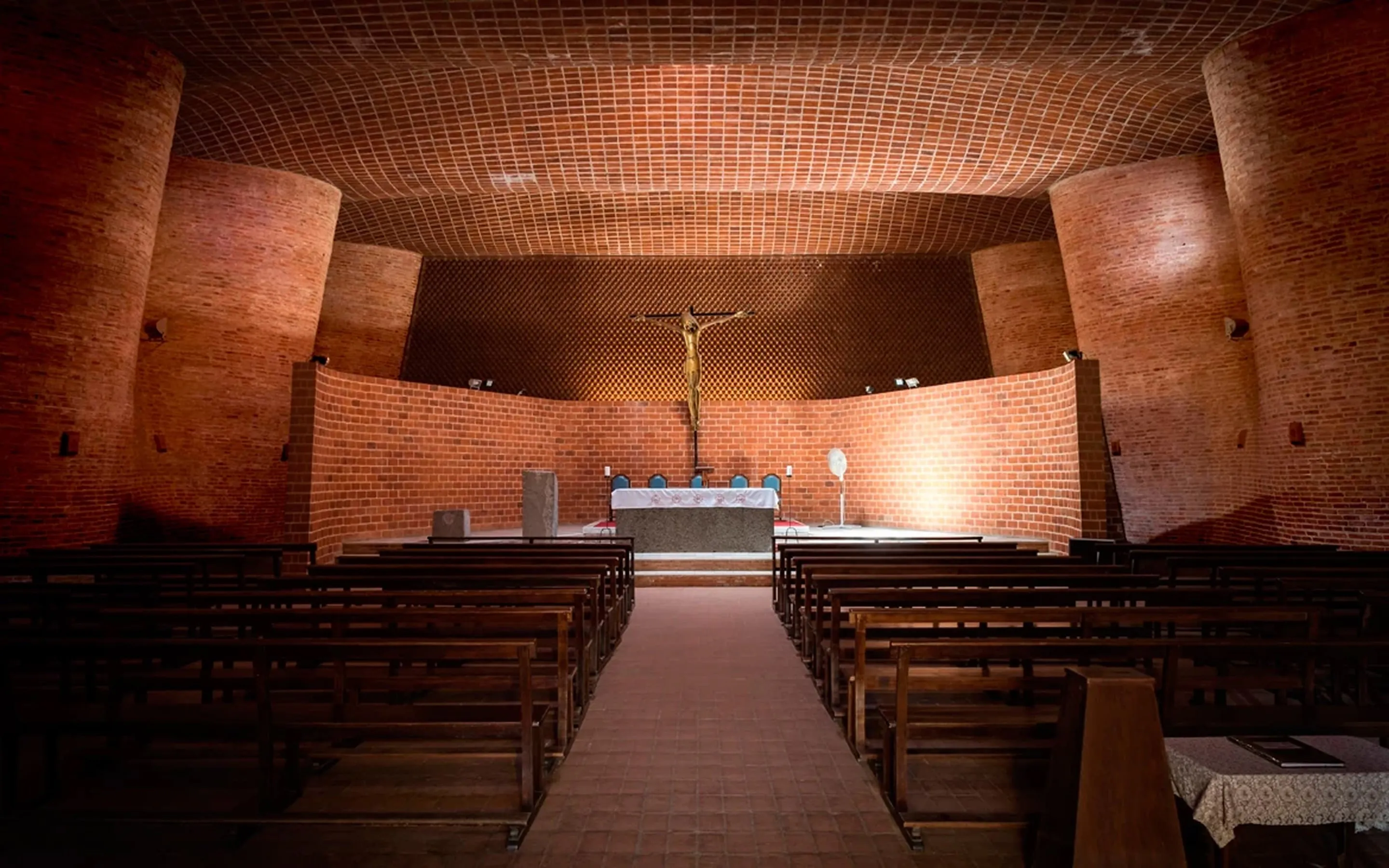 Iglesia de Cristo Obrero vista interior