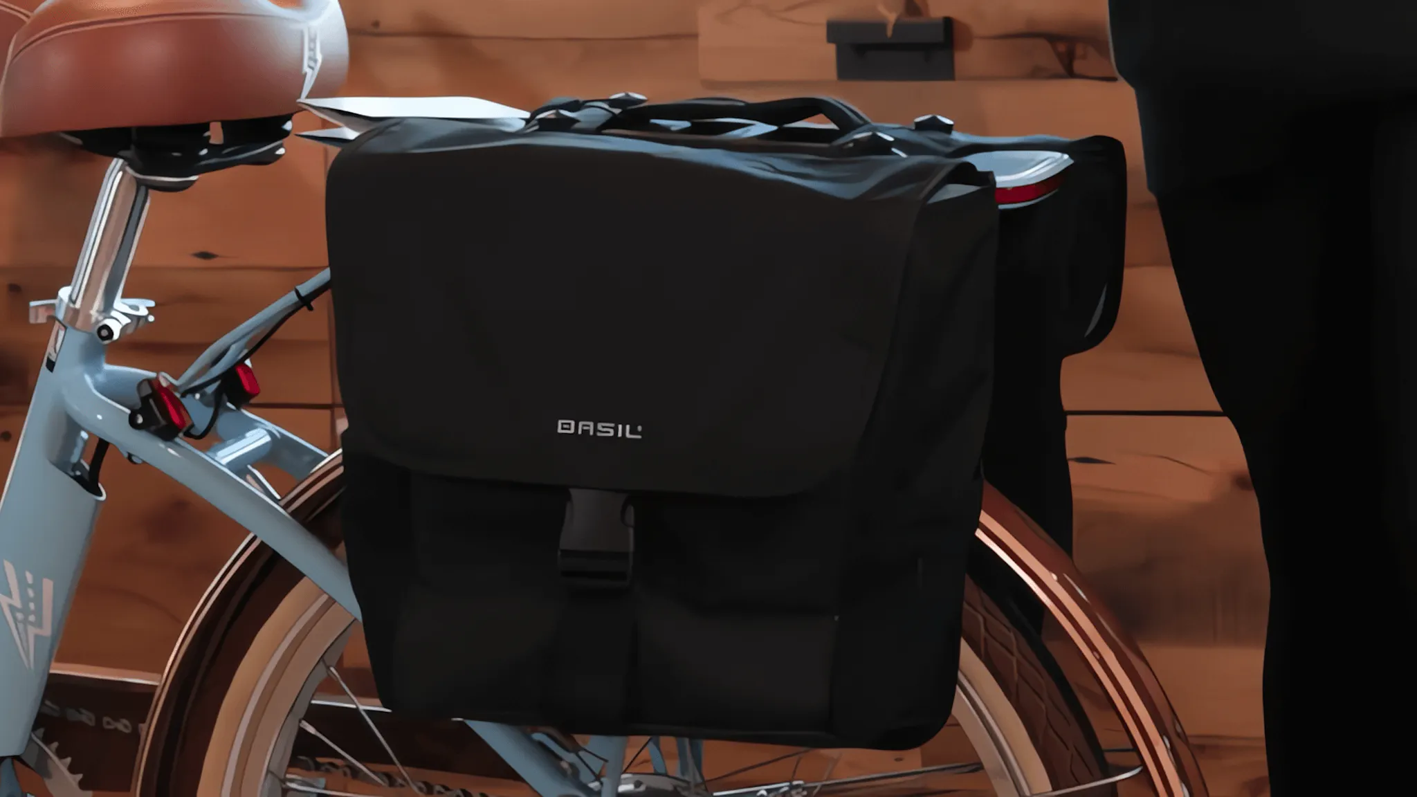 Sacoche Double Vélo Basil GO 32L - Imperméable, Système MIK Verrouillable - Pour Courses Et Trajets Ville (Noir)