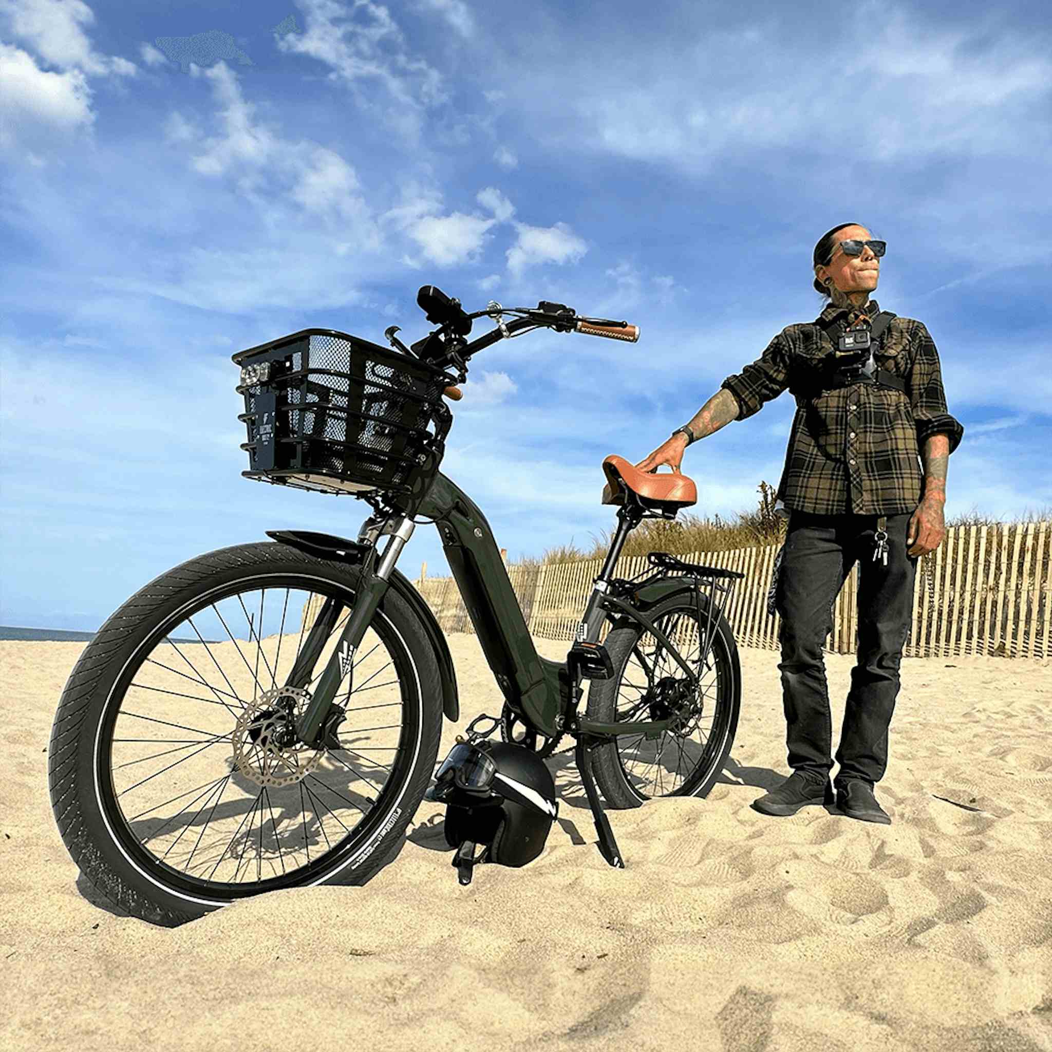 https://images.prismic.io/electricbikecompany/b92ff6bc-82b4-4664-b6ef-17d5af1366cd_Model-R-Lifestyle4.png?auto=compress%2Cformat&fit=max&w=2048&q=10