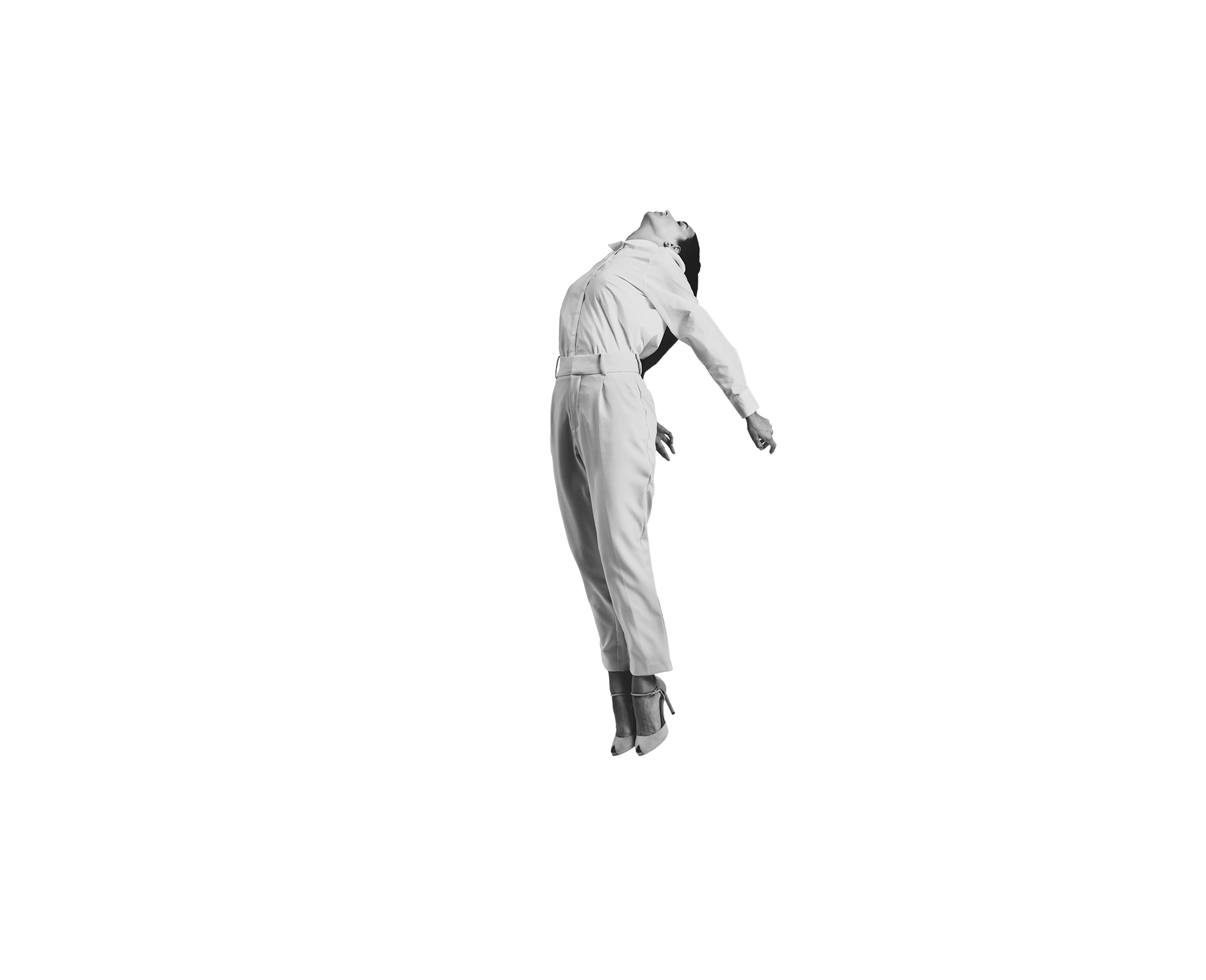 Zwevend model in witte kleding.