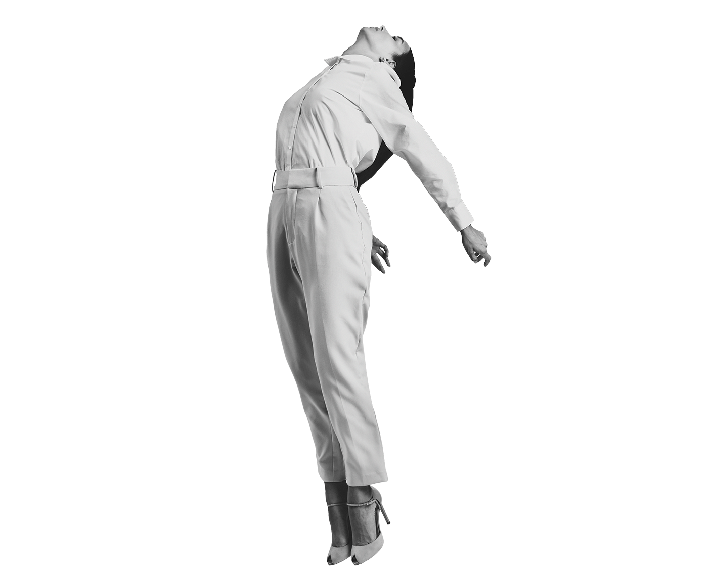 Zwevend model in witte kleding.