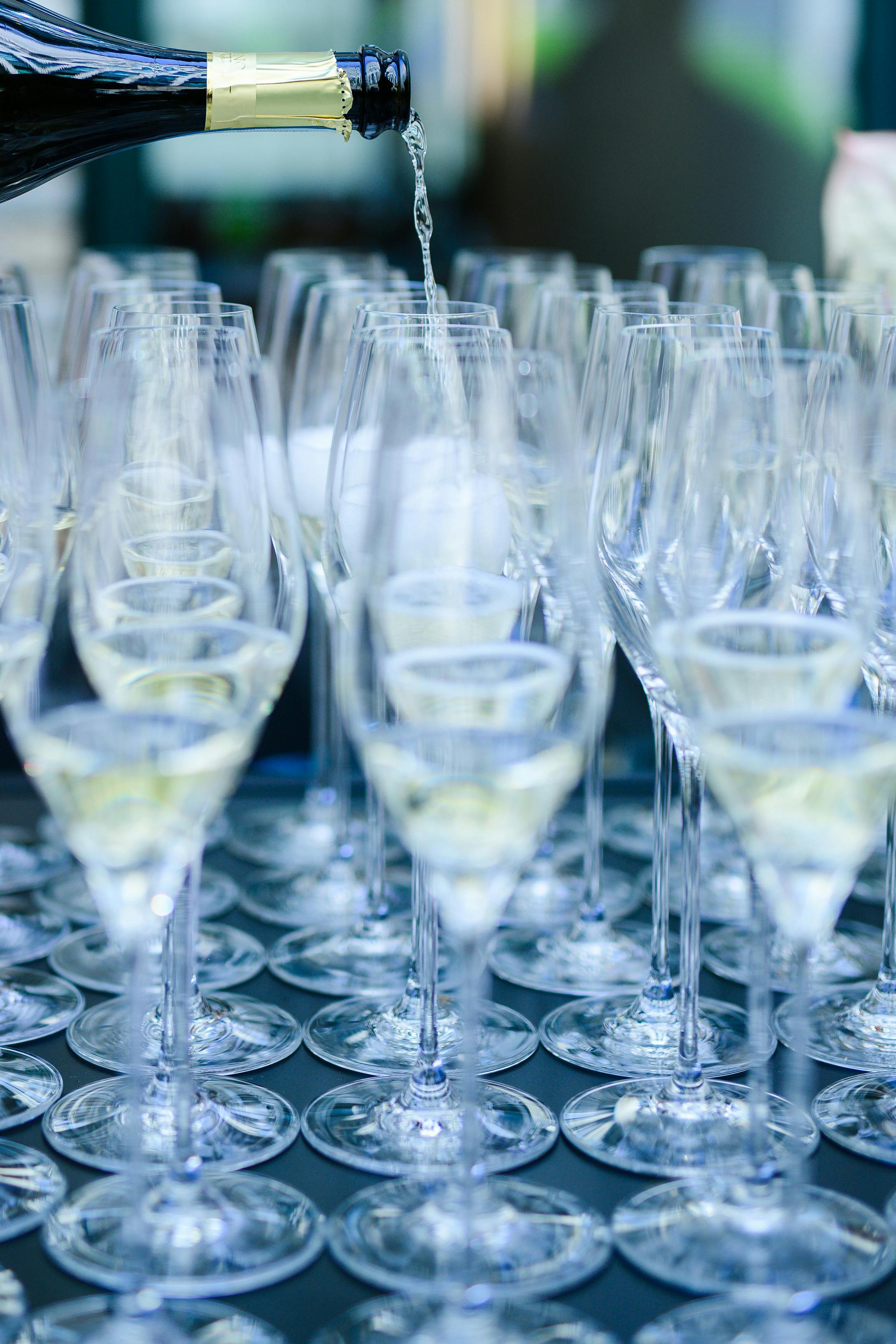 Collega's die champagne uitschenkt.