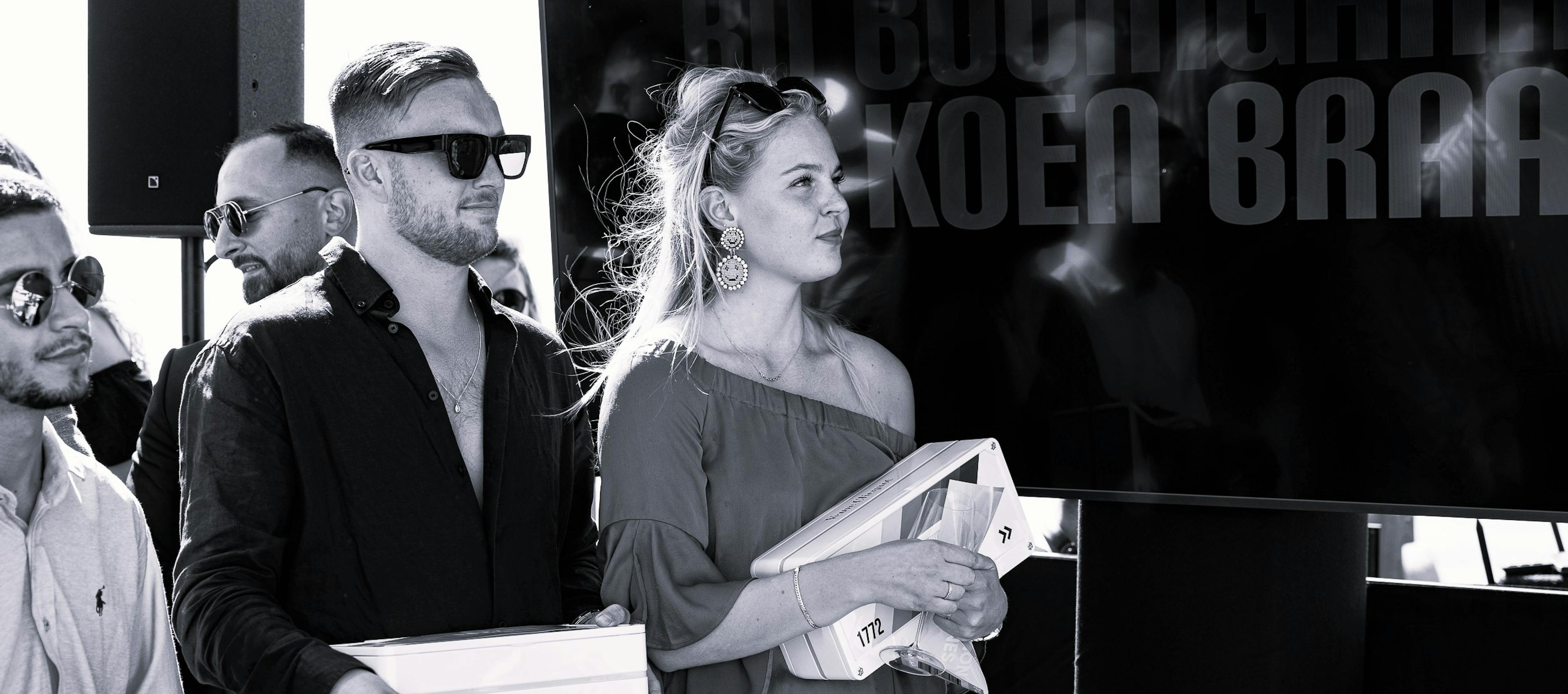 Zwart wit foto Bo Boomgaardt op event.